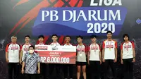 Juara 1 beregu putra Liga PB Djarum 2020, Tim Krapyak, menerima medali dan hadiah di GOR Djarum, Jati, Kudus, Jawa Tengah, Rabu (9/12/2020) malam WIB. (foto: PB Djarum)