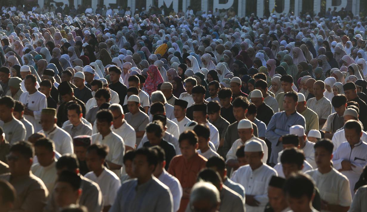 Pelaksanaan salat Idul Fitri dilaksananakan di berbagai daerah, termasuk Jakarta dan Bogor, yang digelar di lapangan terbuka dan gedung-gedung. Tampak dalam foto, ribuan umat muslim Muhammadiyah melakukan salat Idul Fitri 1447 Hijriah di Lapangan Sempur, Kota Bogor, Jawa Barat, Jumat (20/3/2026).(merdeka.com/Arie Basuki)