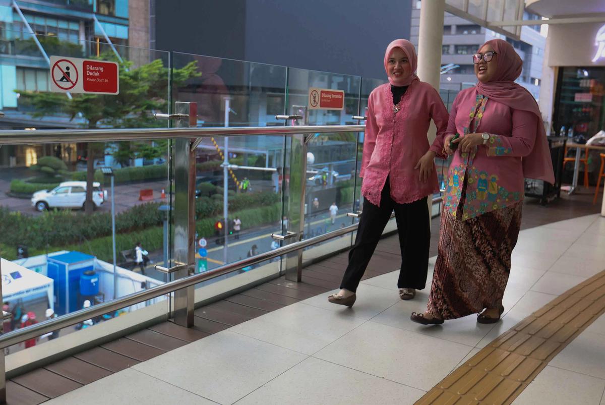 FOTO: Kebaya Warnai Peringatan Hari Kartini di Ruang Publik