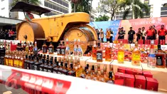 Ribuan botol minuman keras siap dimusnahkan Ditjen Bea Cukai Jakarta di Kantor Wilayah Bea Cukai Jakarta, Selasa (6/10/2015). Ditjen Bea Cukai berhasil mengamankan 12.967 botol miras dan dua juta batang rokok illegal. (Liputan6.com/Helmi Fithriansyah)