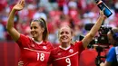 Para pemain Kanada melakukan selebrasi usai memenangi pertandingan melawan Swiss di Piala Dunia wanita 2015 di BC Place Stadium, Senin (22/6/2015). Kanada melaju ke perempat final menunggu pemenang antara Norwegia vs Inggris. (Reuters/Anne Marie Sorvin)