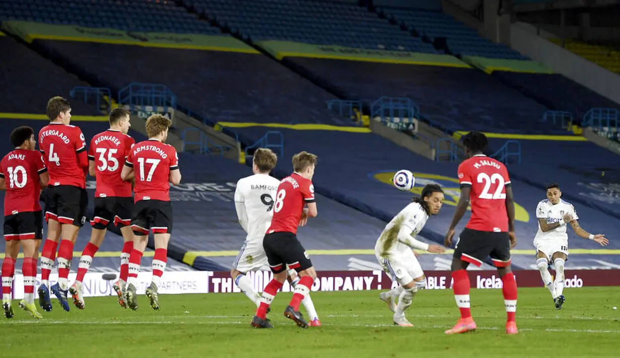Pemain Leeds United, Raphinha, mencetak gol ke gawang Southampton pada laga Liga Inggris di Stadion Elland Road, Selasa (23/2/2021). Leeds United menang dengan skor 3-0. (Gareth Copley/Pool via AP)