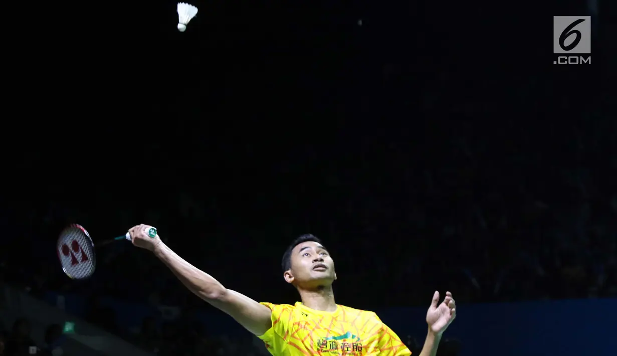 Pebulu Tangkis Indonesia, Tommy Sugiarto mengembalikan kok ke arah Chen Long (China) di Babak 32 besar Indonesia Open 2019 di Istora Senayan, Jakarta, Rabu (17/7/2019). Tommy gagal melaju ke babak selanjutnya setelah kalah 20-22, 21-14. 16-19, 17-21. (Liputan6.com/Helmi Fitrhiansyah)