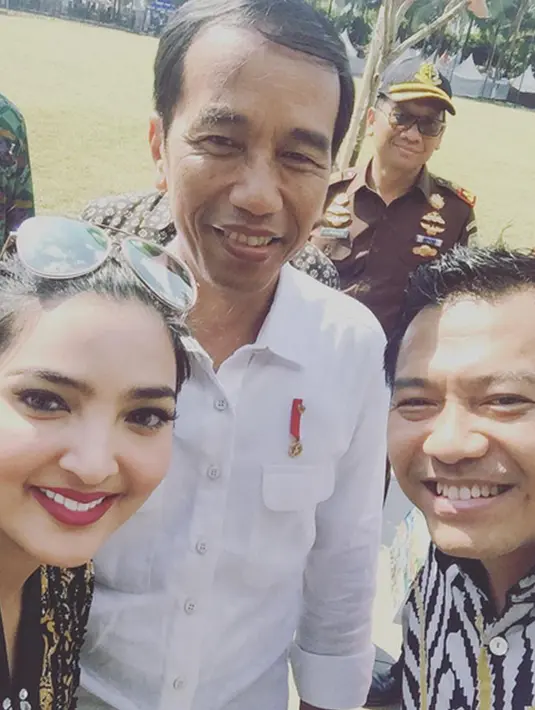 Keunikan berbagai kostum yang dipamerkan di Jember Fashion Karnaval menjadi daya pikat masyarakat untuk datang dan melihatnya. Seperti pasangan Anang dan Ashanty yang bertemu Jokowi di sana. (Instagram/Ashanty_ash)