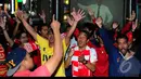 Para pendukung Arsenal kembali berpesta saat tim kesayangan mereka berhasil melesakkan gol ke gawang City. Skor 3-0 untuk kemenangan Arsenal, Kemang, Minggu (10/8/2014) (Liputan6.com/Andrian M Tunay)