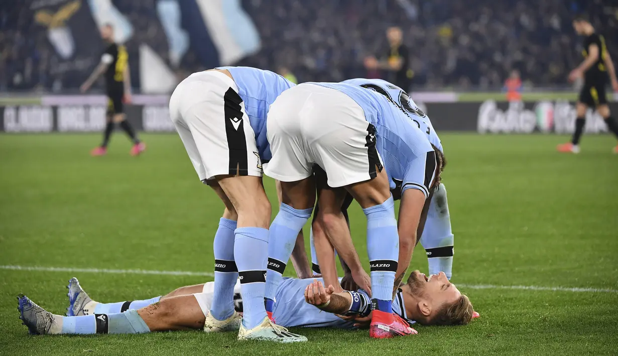 Penyerang Lazio, Ciro Immobile berselebrasi usai mencetak gol ke gawang Inter Milan pada pertandingan lanjutan Liga Serie A Italia di stadion Olimpiade Roma, Minggu, (16/2/2020). Lazio menang 2-1 atas Inter Milan.  (Alfredo Falcone/LaPresse via AP)