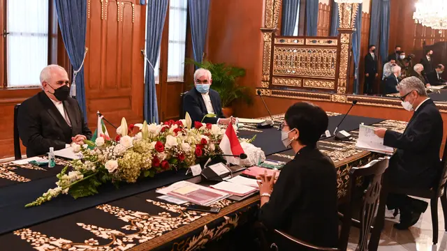 Pertemuan Menlu Retno Marsudi dan Menlu Iran Mohammad Javad Zarif.