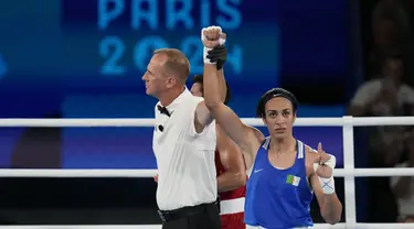 Petinju wanita asal Aljazair Imane Khelif setelah mengalahkan Janjaem Suwannapheng dari Thailand pada semifinal tinju kelas 66 kg putri Olimpiade Paris 2024 di Ronald-Garros Stadium, Rabu (7/8) dini hari WIB. (AP Photo/Ariana Cubillos)