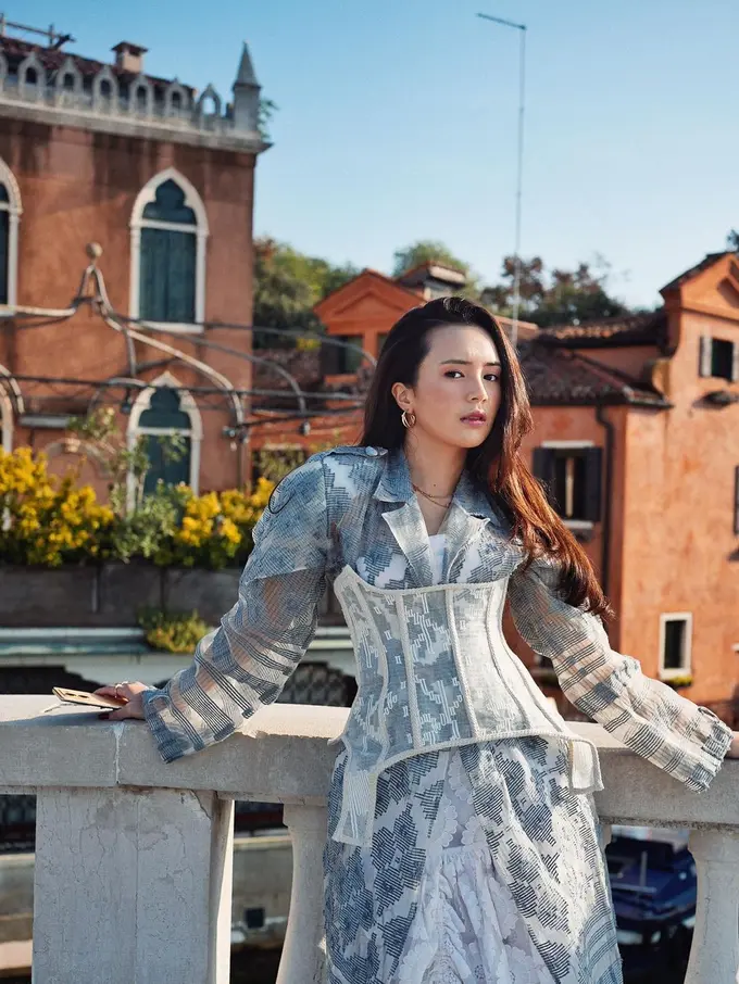 Intip deretan outfit Beby Tsabina saat jalan-jalan ke Venice