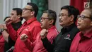 Sekjen PDIP Hasto Kristyanto dan Ketua DPP PDIP Djarot Saiful Hidayat menyanyikan lagu saat membuka Rapat Kordinasi Nasional (Rakornas) pemenangan Pileg dan Pilpres 2019 di kantor DPP PDIP, Jakarta, Sabtu (1/12). (Liputan6.com/Faizal Fanani)