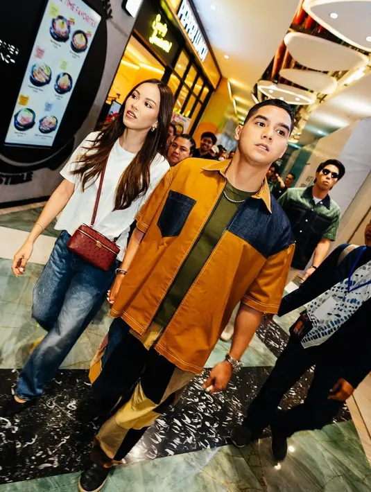 Sementara Alyssa Daguise mengenakan kaos pendek yang dipadukan dengan celana jeans dan tas loro piana merah. [@alghazali7/@elsyifa.moment/@mylastagram].
