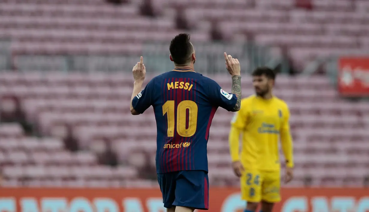 Pemain Barcelona, Lionel Messi merayakan golnya ke gawang Las Palmas pada pertandingan Liga Spanyol di Camp Nou, Senin (2/10) dini hari. Bermain tanpa suporter, Barcelona menang telak dengan skor 3-0. (AP/Manu Fernandez)