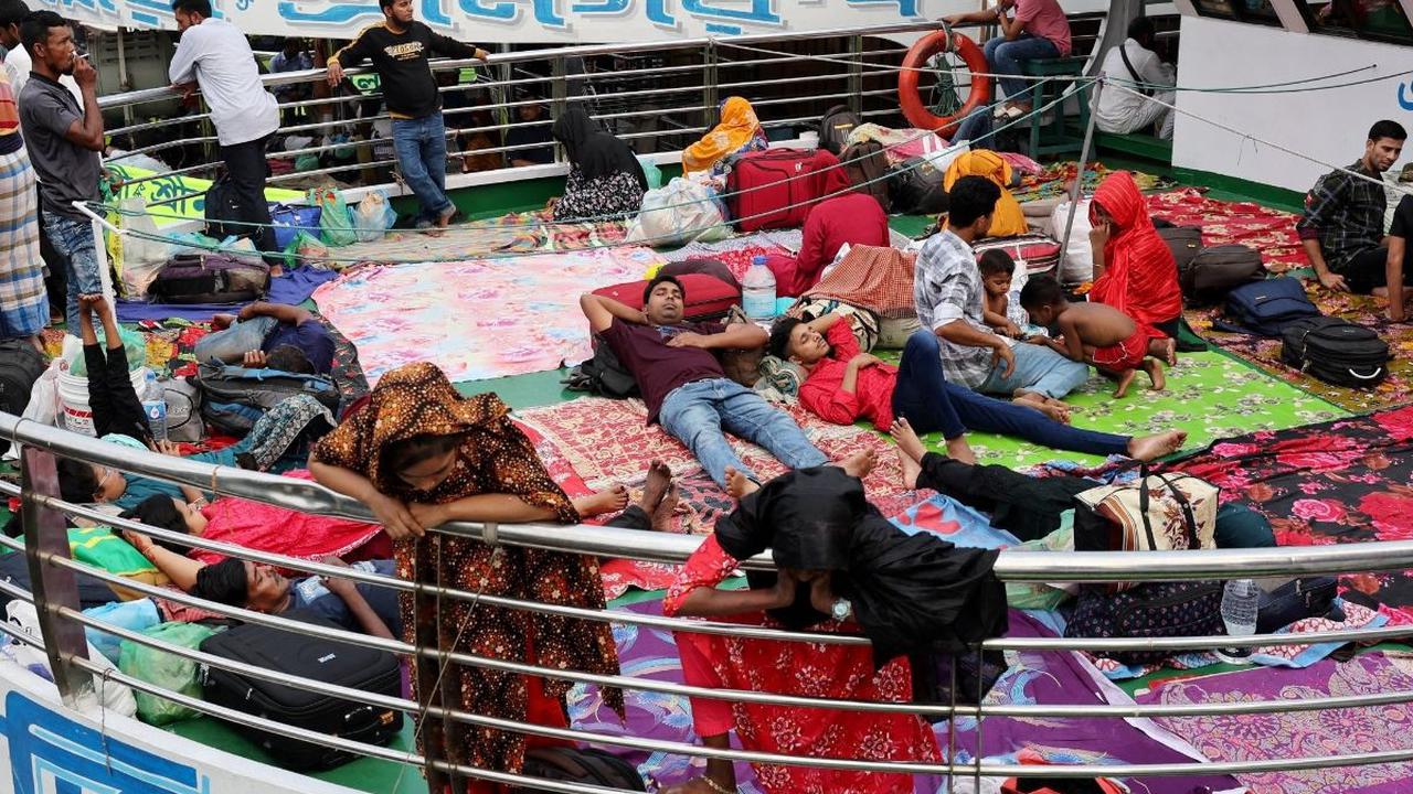 Beberapa penumpang bahkan ada yang terpaksa duduk di lantai kapal karena penuhnya tempat duduk yang tersedia. Foto: REUTERS / Mohammad Ponir Hossain<br>
