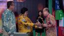 Direktur Utama PT Pupuk Kaltim, Bakir Pasaman menerima penghargaan Proper Emas pada ajang Penghargaan Anugerah PROPER 2018 di Jakarta, Kamis (27/12). Penghargaan diserahkan oleh Menteri Lingkungan Hidup dan Kehutanan Siti Nurbaya. (Liputan6.com/HO/Ines)