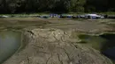Kapal berlabuh di pelabuhan wisata di sepanjang Sungai Po, Torricella, Italia, 14 Juli 2022. Konfederasi produsen pertanian Italia, Copagri, memperkirakan kehilangan 30-40 persen dari panen musiman. (AP Photo/Antonio Calanni)