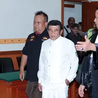 Raja dangdut Rhoma Irama terlihat hadir dalam putranya, Ridho Rhoma. Rhoma datang dengan mengenakan busana serba putih. Ia mengakui sempat kecewa ketika buah hatinya terlibat narkoba. (Deki Prayoga/Bintang.com)