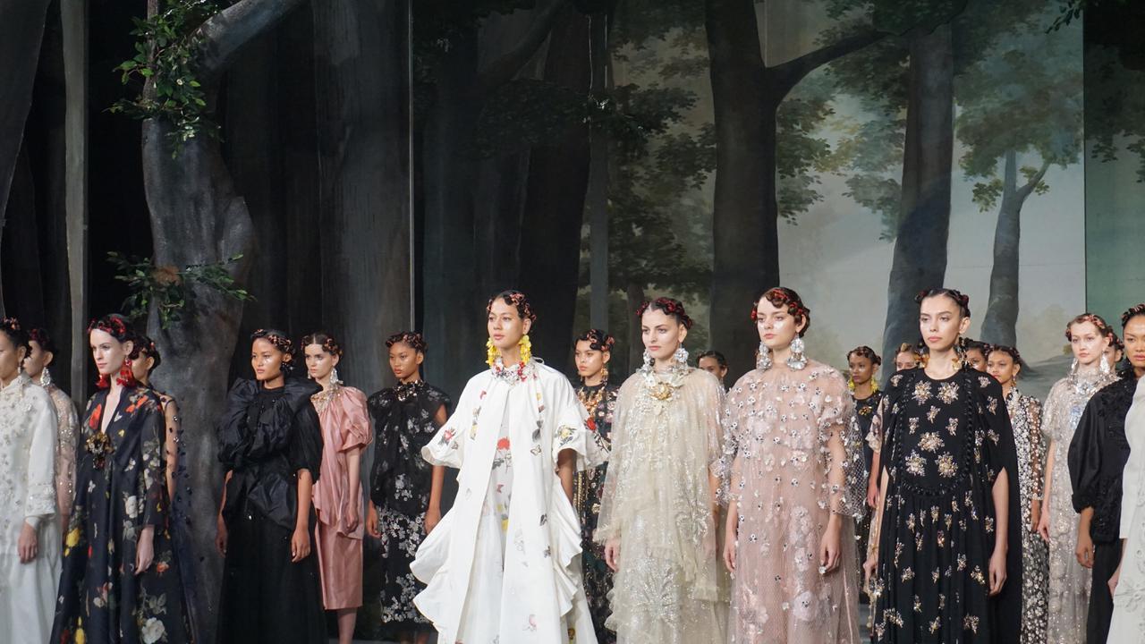 Bukti Cinta Biyan Pada Karya Ivan Makarov, 126 Busana yang Indah