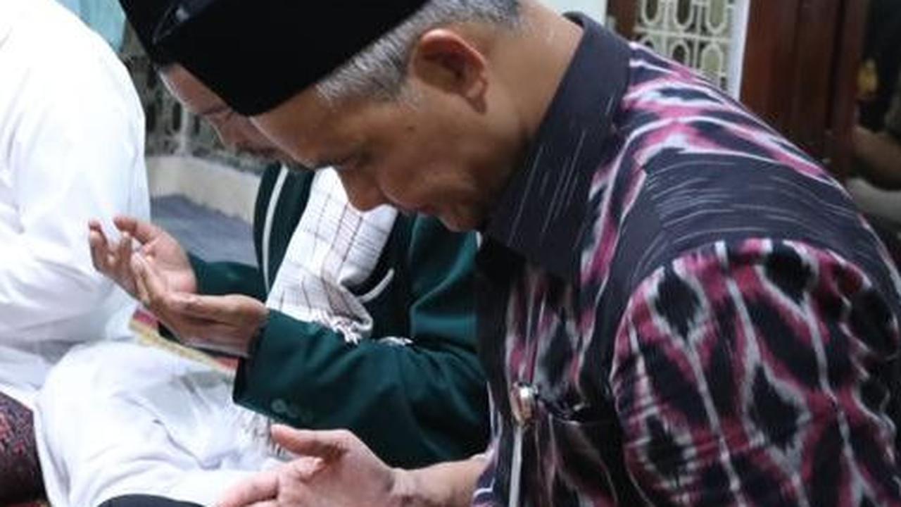 Ziarah ke Makam Mbah Dalhar Watucongol, Ganjar Belajar Cara Mencintai Indonesia
