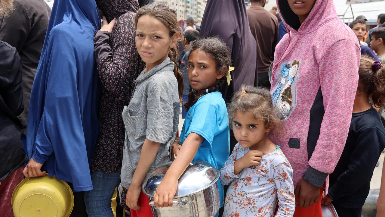 Kelaparan, Anak-anak Gaza Antre untuk Dapat Makanan