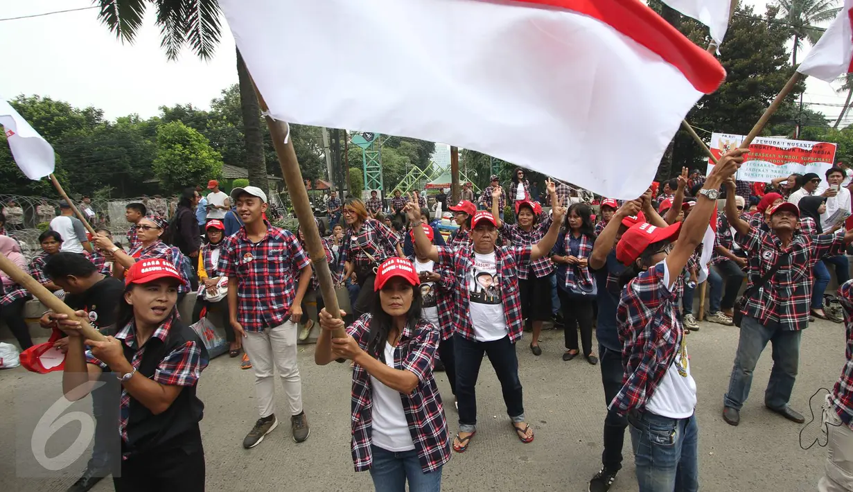 Massa pendukung Gubernur DKI Jakarta Basuki T Purnama berorasi saat sidang kasus dugaan penistaan agama, Jakarta Selatan, Selasa (28/2). Sidang ke-12 menghadirkan sejumlah saksi dan ahli, di antaranya FPI Rizieq Shihab. (Liputan6.com/Immanuel Antonius)