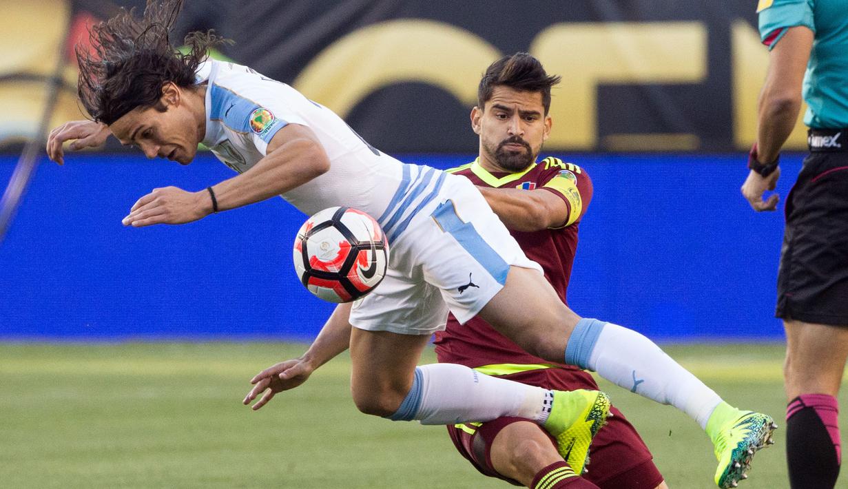 Pemain Venezuela, Tomas Rincon (kanan) menghadang laju  Edinson Cavani pada babak penyisihan grup C Copa America Centenario  2016 di Stadion Lincoln Financial Field, Philadelphia, AS, (10/6/2016).  (Bill Streicher-USA TODAY Sports)