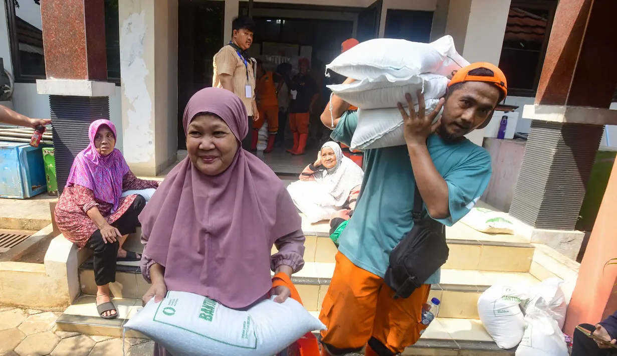Warga Penerima Bantuan Pangan (PBP) saat  mengambil  beras yang didistribusikan di Kelurahan Kebon Baru, Jakarta Selatan, Selasa, 1 September 2026. (KLY/Arie Basuki).