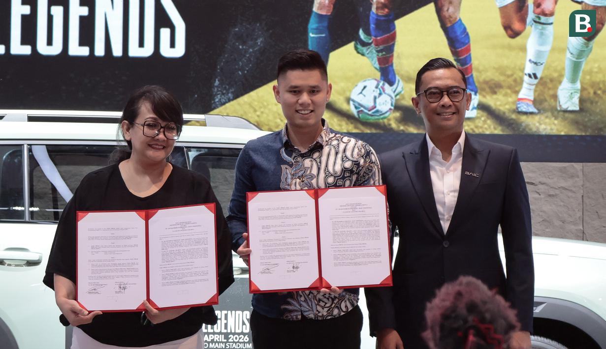 Clash of Legends Jakarta menghadirkan para legenda sepak bola dunia dalam sebuah pertandingan prestisius antara pemain-pemain legendaris dari klub bola Barcelona & Real Madrid yang mengedepankan sportivitas, hiburan, serta nilai historis olahraga yang telah menginspirasi banyak generasi. (Bola.com/Nur Iman Ali)