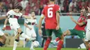 Pada menit ke-30 Portugal kembali berpeluang mencetak gol, lagi-lagi melalui aksi Joao Felix. Sayang, sepakannya dari luar kotak penalti luput dari sasaran setelah sempat mengenai Jawad El Yamiq. (AP/Ebrahim Noroozi)
