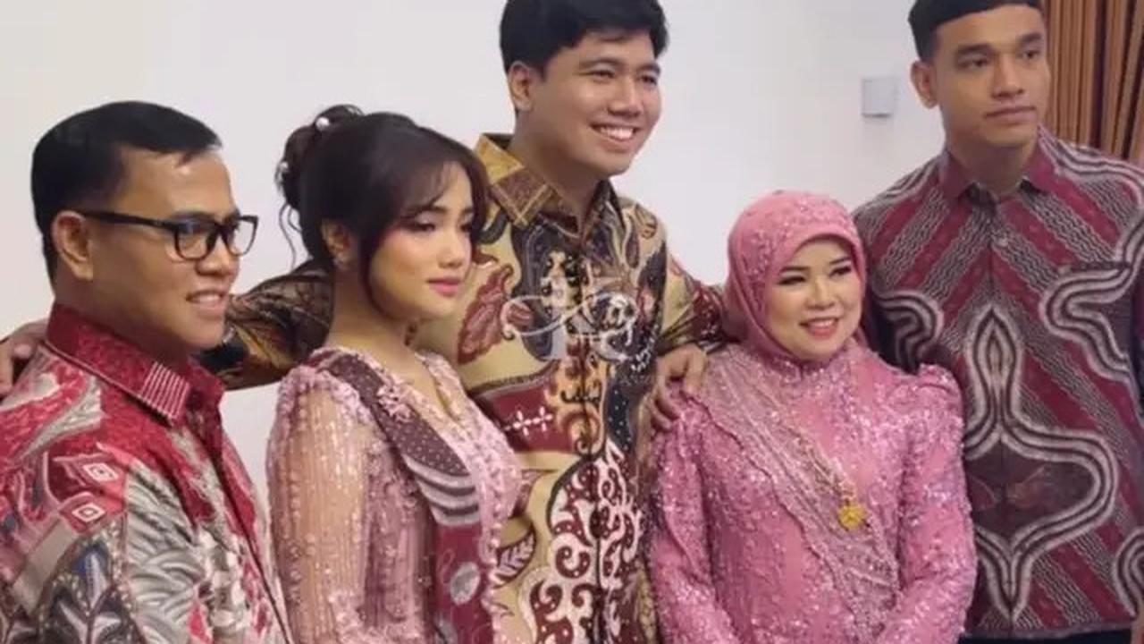 7 Potret Lamaran Frans Faisal dan Indah, Fuji dan Fadly Faisal Ikut Salting