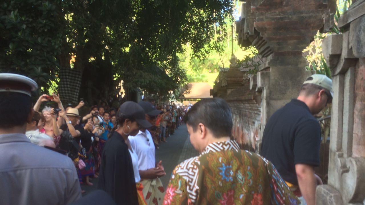Keluarga Barack Obama sambangi Pura Tirta Empul, Bali (27/6/2017) (Andreas Gerry Tuwo/Liputan6.com)