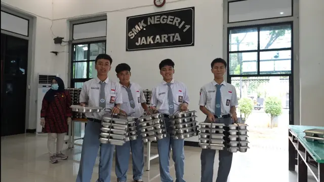 Pelaksanaan program Bakan Bergizi Gratis (MBG) di SMK Negeri 1 Jakarta, Kamis (8/1/2026). (Dok BGN)