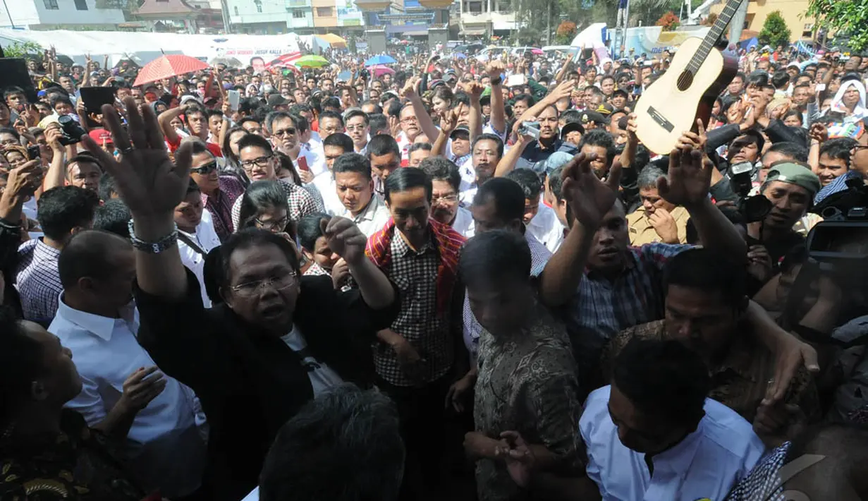 Ratusan warga yang berbaur dengan para pengungsi pun memadati halaman gereja GBKP Kabanjahe yang cukup luas. , Sumatera Utara, Selasa (10/6/2014) (Liputan6.com/Herman Zakharia)