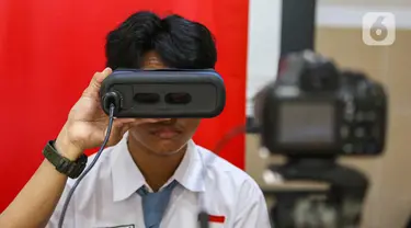 Siswa mengikuti perekaman data identitas retina mata saat perekaman KTP elektronik di SMAN 37 Jakarta, Tebet, Jakarta Selatan, Senin (6/5/2024). (Liputan6.com/Angga Yuniar)