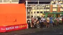 Pasien yang terpapar Covid-19 antre di luar tenda darurat yang didirikan di RSUP dr Sintanala, Kota Tangerang, Rabu (30/6/2021).  Tenda Darurat di RSUP dr. Sintanala langsung penuh hingga pasien yang terus berdatangan harus mengantri sampai keluar tenda. (Liputan6.com/Angga Yuniar)