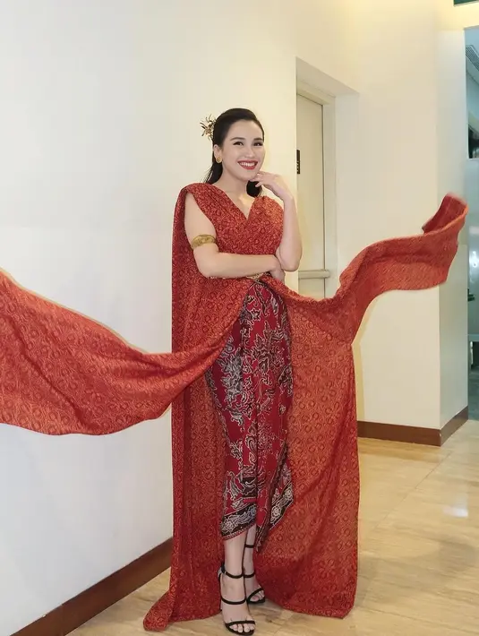 Cantiknya Ayu Ting Ting dibalut kostum berwarna merah dari kain Nusantara. Penampilannya di sini bak Roro Jonggrang, sempurna dipadukan gaya rambut dan berbagai aksesori yang dikenakannya. [Foto: Instagram/ayutingting92]