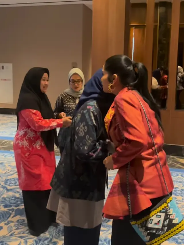 6 Potret Annisa Pohan di Perayaan Hari Batik, Tampil Menawan Sambil Main Angklung