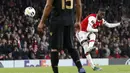 Striker Arsenal, Nicolas Pepe melakukan tendangan bebas saat bertanding melawan Vitoria de Guimaraes pada matchday ketiga Grup F Liga Europa di Stadion Emirates, London (24/10/2019). Di pertandingan ini, Pepe mencetak dua gol dan mengantar Arsenal menang 3-2 atas Vitoria. (AP Photo/Alastair Grant)