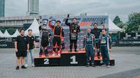 Drifter Alpha Rules Drift Team, Umbu Gillberth saat naik podium pertama di kelas Pro 2 putaran ke-4 Indonesia Drift Series (IDS) 2022. (Istimewa)