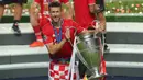 Selebrasi gelandang Bayern Munchen, Ivan Perisic dengan trofi juara Liga Champions 2019/2020 setelah mengalahkan PSG pada laga final di Luz Stadium, Lisbon, Portugal (23/8/2020). Pada musim 2019/2020 Bayern Munchen yang diperkuat seorang pemain Kroasia, yaitu Ivan Perisic berhasil menjuarai Liga Champions dengan mengalahkan PSG 1-0 di partai final. (AFP/Pool/Miguel A. Lopes)