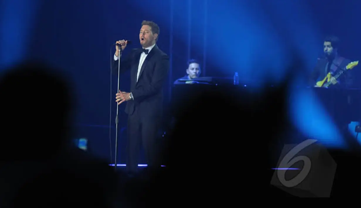 Michael Buble menutup konser perdananya di Indonesia dengan lagu melankolis berjudul 'A Song For You', Tangerang, Kamis (29/1/2015). (Liputan6.com/Herman Zakharia)
