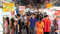 Warga mengunjungi pasar malam di Jalan Baocheng di Wuhan, Provinsi Hubei, China tengah, pada 1 Juni 2020. Kehidupan perkotaan di Wuhan, wilayah yang sempat terdampak parah oleh COVID-19, telah berangsur kembali normal. (Xinhua/Xiong Qi)