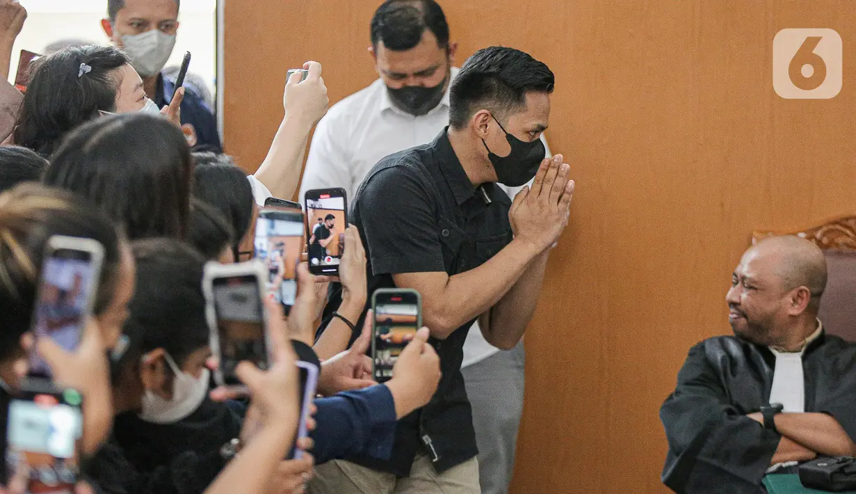 Terdakwa kasus pembunuhan berencana Brigadir Yosua Hutabarat, Richard Eliezer memasuki ruangan persidangan dengan agenda pembacaan duplik atas replik Jaksa Penuntut Umum (JPU) di Pengadilan Negeri Jakarta Selatan, Kamis (2/2/2023). Duplik akan disampaikan usai nota pembelaan mereka atau pledoi dijawab oleh jaksa atau replik pada pekan lalu. (Liputan6.com/Faizal Fanani)