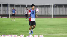 Kadek Arel dalam latihan Timnas Indonesia U-20 di Stadion Madya, Jakarta Pusat, pada Minggu (22/9/2024) malam WIB. (Bola.com/Abdul Aziz)