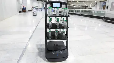 Gambar pada 15 Juni 2021, menunjukkan robot pembawa air Zamzam di sekitar Masjidil Haram di Makkah, Arab Saudi. Ini dilakukan agar para jemaah haji tak berdesakan saat akan minum air suci zamzam dan mengurangi kontak langsung dengan staf sebagai langkah mencegah penyebaran Covid-19. (AFP Photo)