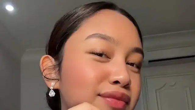 Potret Manis Khirani Trihatmodjo Putri Mayangsari Pakai Kebaya. (instagram/mayangsari_official)