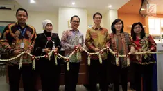  Direktur Utama Mandiri Inhealth Iwan Pasila (tengah) saat meresmikan konter Mandiri Inhealth di Ciputra Hospital Citra Raya, Tangerang, Selasa (19/9). Ini merupakan konter ke-9 yang ada di rumah sakit provider Mandiri Inhealth. (Liputan6.com/Helmi Afandi