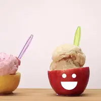 Manfaatkan kulit buahmu jadi cup es krim. :D