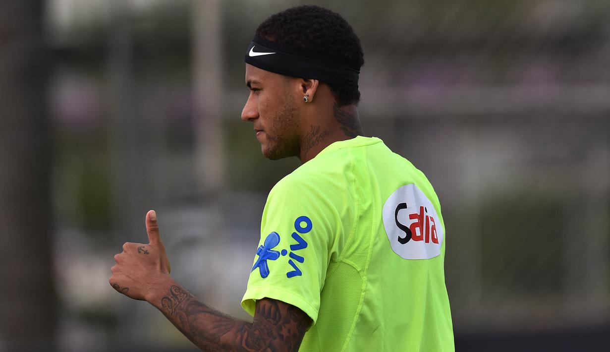 Bintang Brasil, Neymar juga turut mengikuti latihan jelang laga penyisihan Piala Dunia 2018 melawan Argentina di Sao Paulo, Brasil, Selasa (10/11/2015). (AFP Photo/Nelson Almeida)