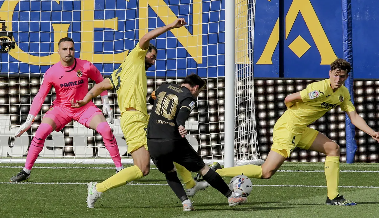Striker Barcelona, Lionel Messi (tengah) melepaskan tendangan ke gawang Villarreal dalam laga lanjutan Liga Spanyol 2020/2021 pekan ke-32 di The Ceramica Stadium, Villarreal, Minggu (25/4/2021). Barcelona menang 2-1 atas Villarreal. (AP/Alberto Saiz)