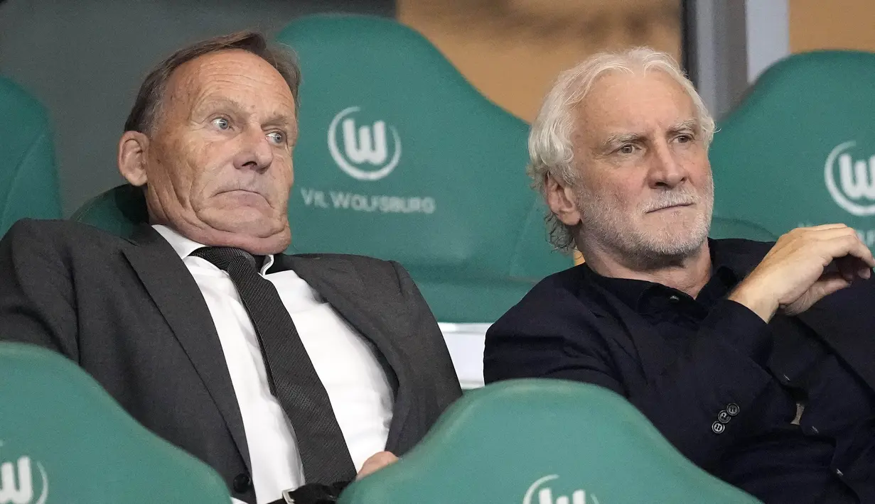 Ekspresi Wakil Presiden Asosiasi Sepak Bola Jerman (DFB), Hans-Joachim Watzke (kiri), dan Direktur Olahraga Asosiasi Sepak Bola Jerman (DFB), Asosiasi Sepak Bola Jerman (DFB), saat menyaksikan pertandingan persahabatan antara Timnas Jerman melawan Timnas Jepang yang berlangsung di Volkswagen Arena, Wolfsburg, Minggu (10/9/2023). (AP Photo/Martin Meissner)